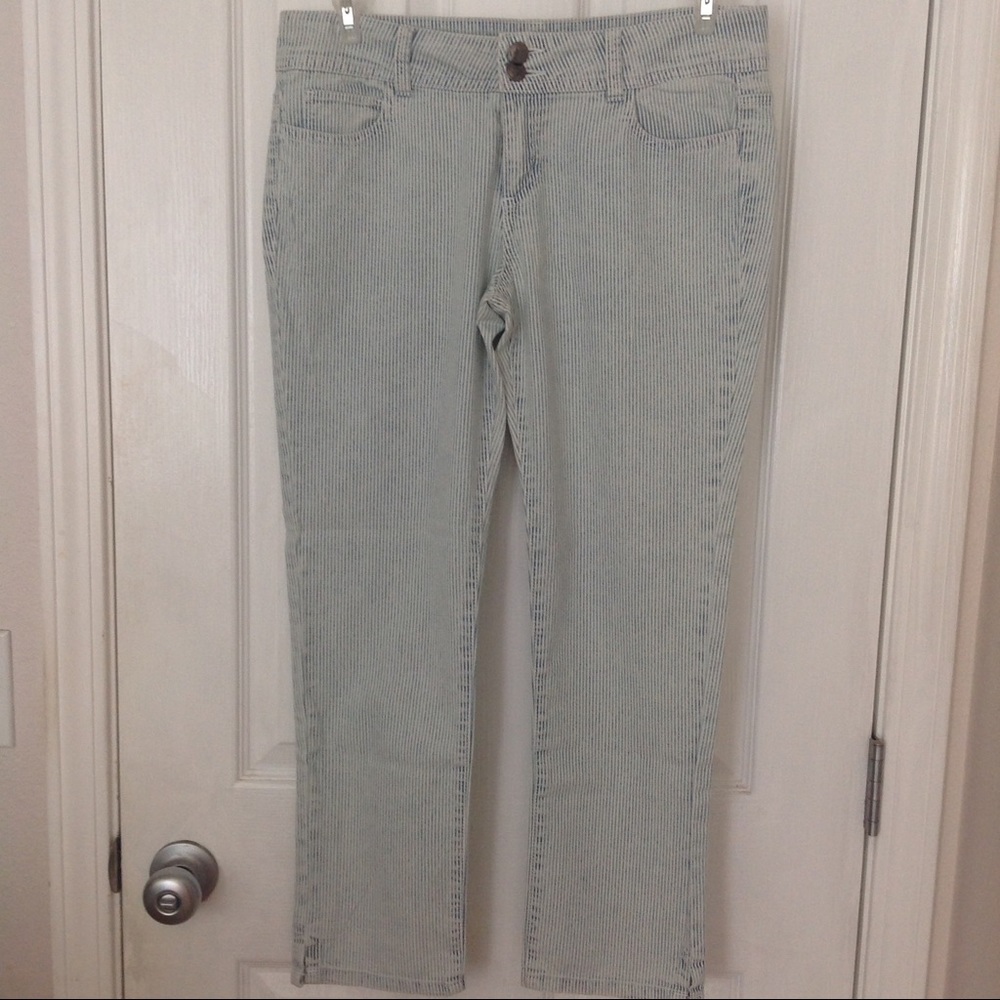 Stylish, Pin-Striped Skinny Jeans - Picture 3 of 4
