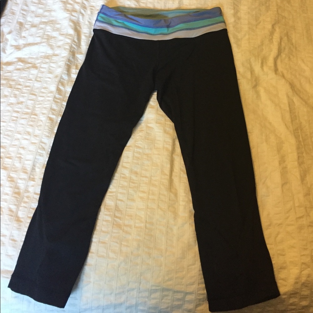 Black Lululemon running crops with cute waistband