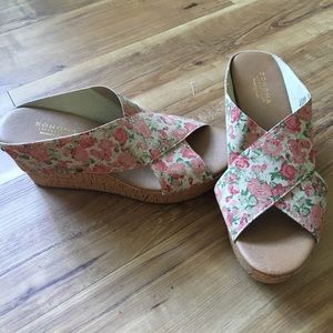 Floral memory foam wedges, size 7