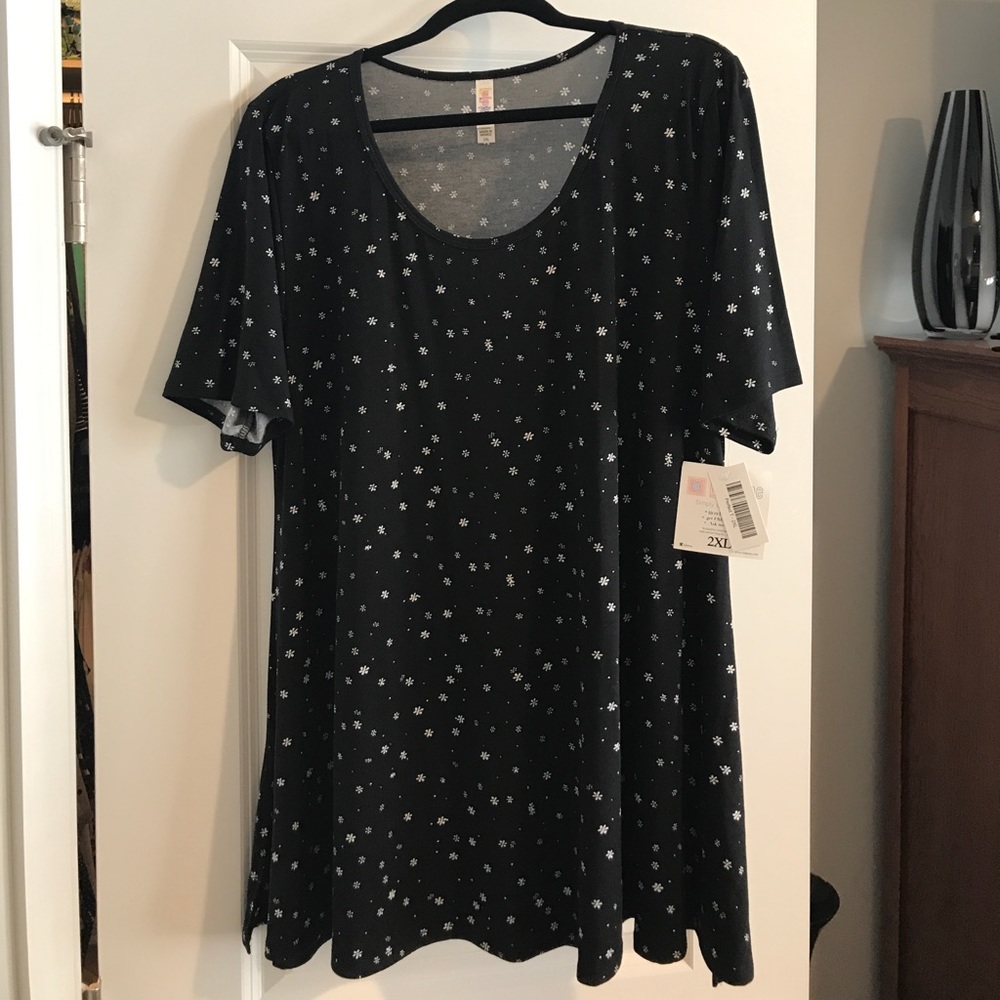 LuLaRoe XXL black and white Perfect tee Never worn