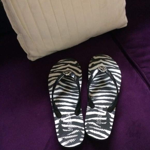Michael Kors Flip Flops Size 7 - Picture 2 of 2