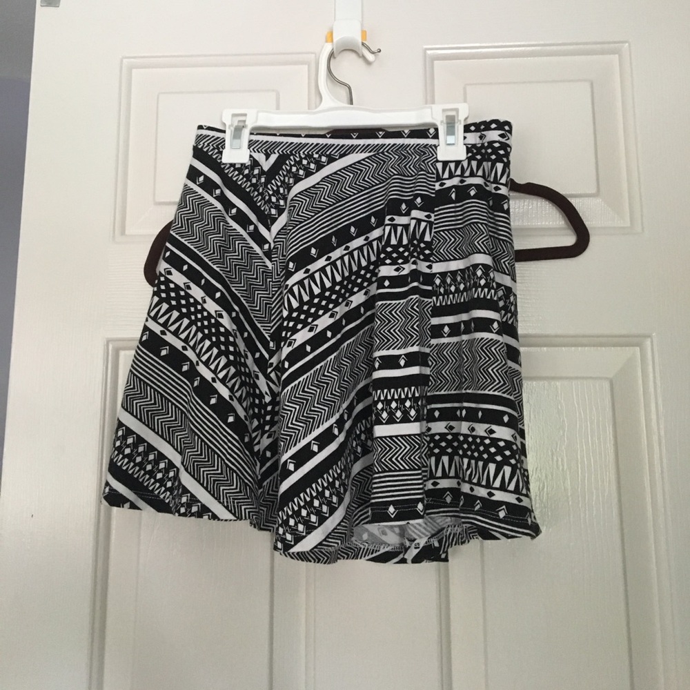Black and white patterned skate skirt
