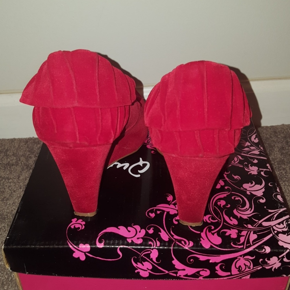 Red Ruffle Back Heels - Picture 4 of 8