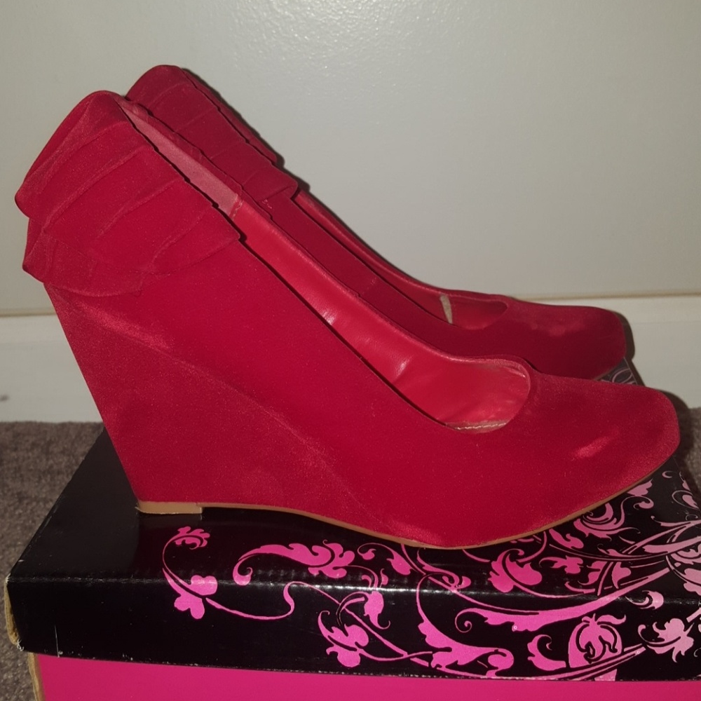 Red Ruffle Back Heels - Picture 5 of 8