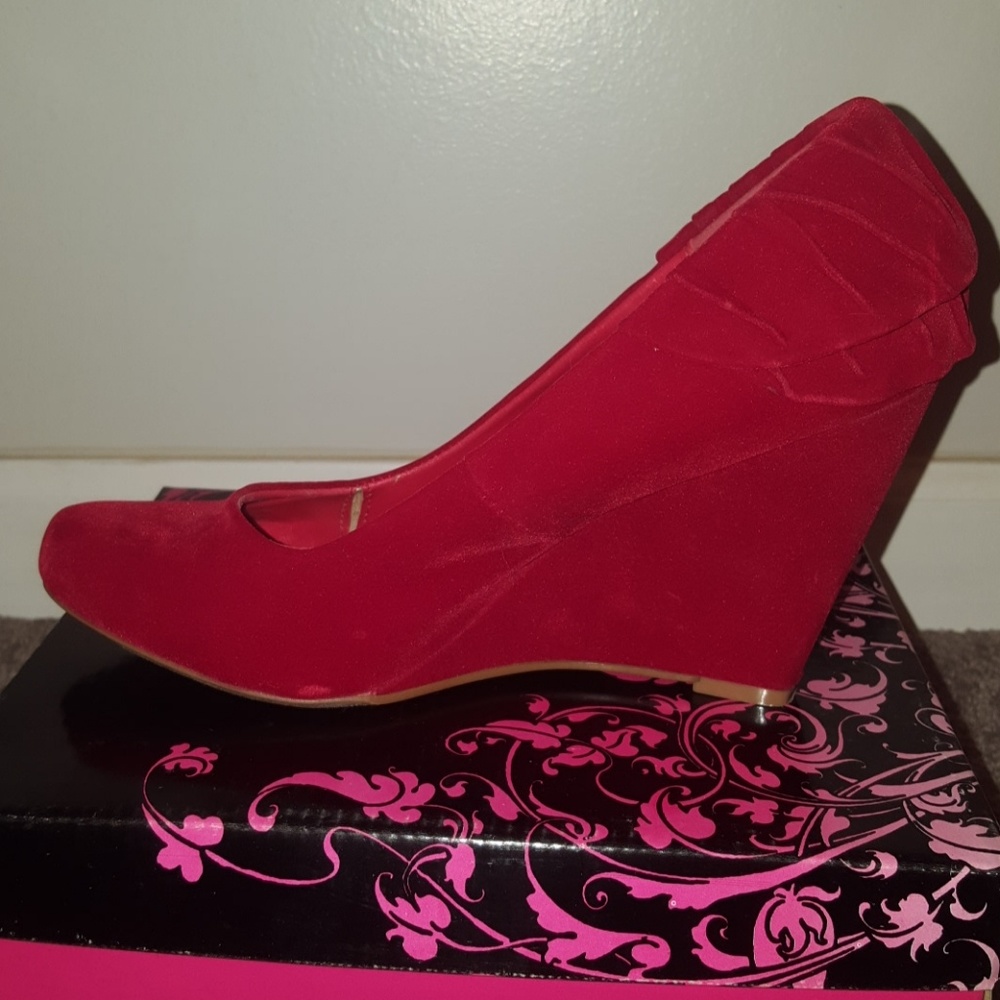 Red Ruffle Back Heels - Picture 7 of 8