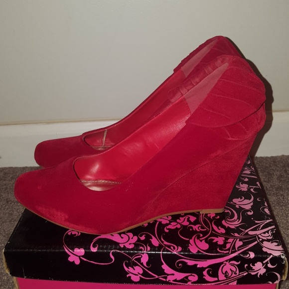 Red Ruffle Back Heels - Picture 3 of 8