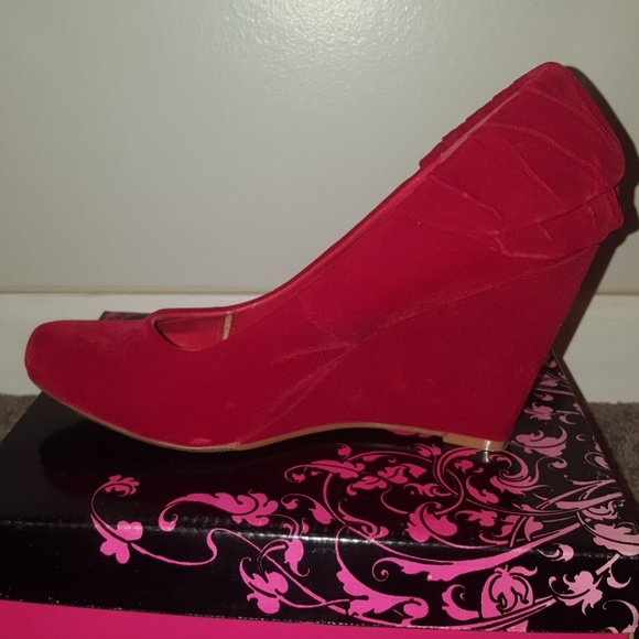 Red Ruffle Back Heels - Picture 7 of 8
