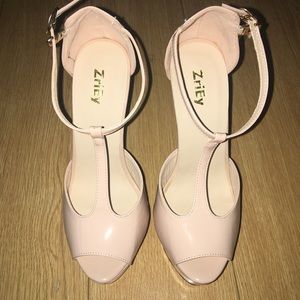 SUPER CUTE AND STYLISH NUDE PUMPS SIZE 5