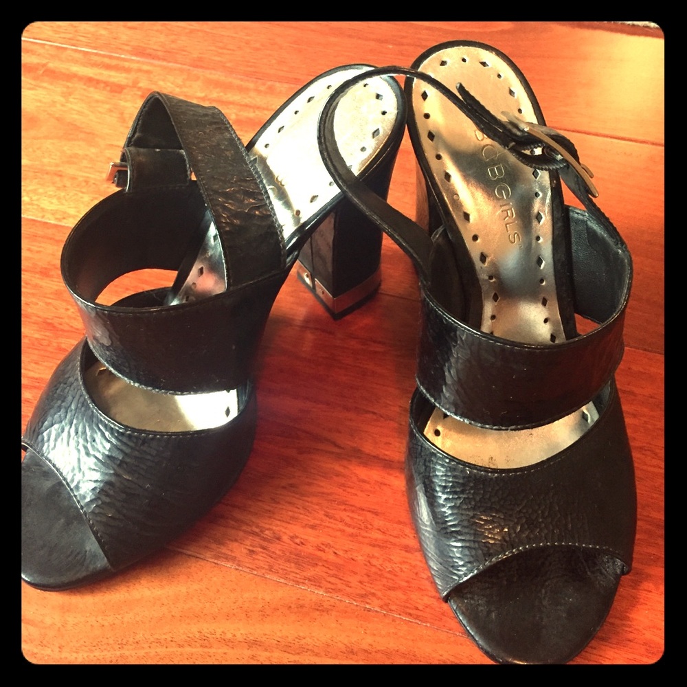 Adorable BCBG chunky heeled strappy shoe!