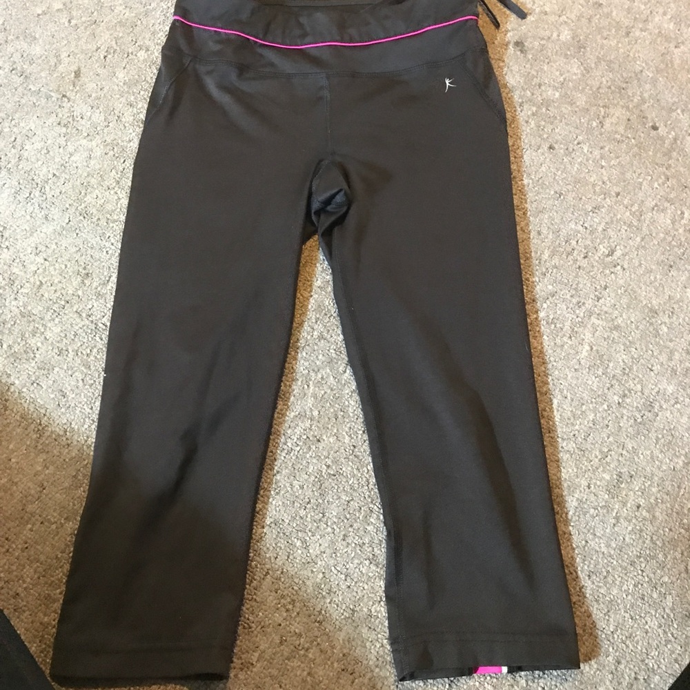 Black spandex cropped workout leggings