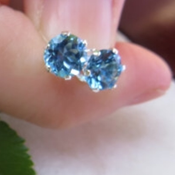 Jewelry - Beautiful Stud earrings