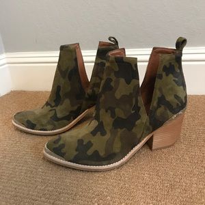 Brand new Jeffery Campbell camouflage booties