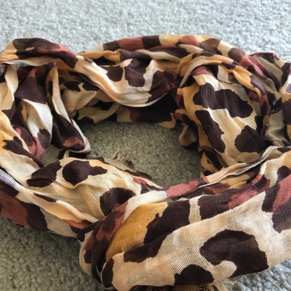 Giraffe Pattern Scarf - Picture 2 of 2