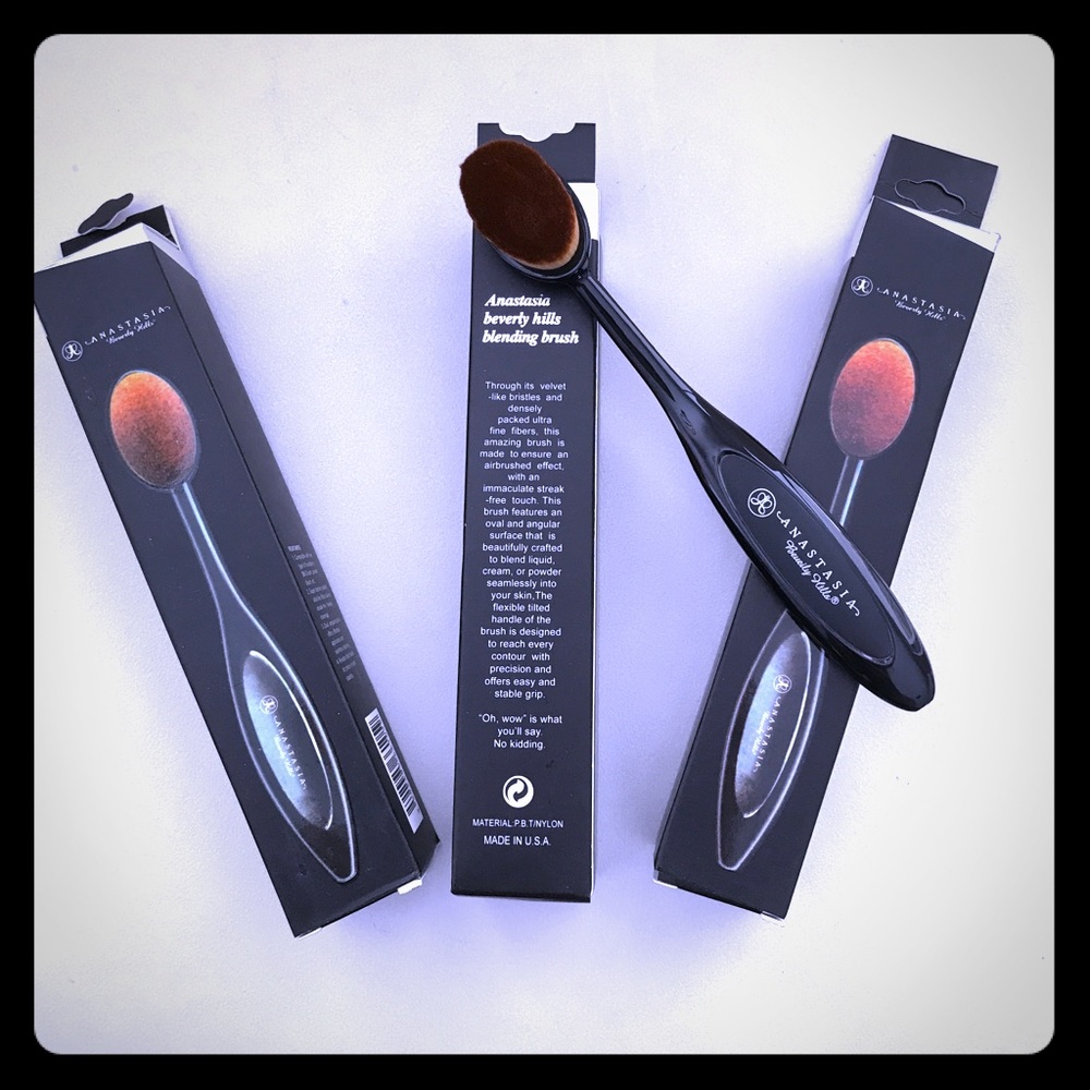 Oval makeup foundation brush by Anastasia 💜new!