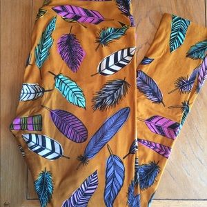 EUC TC feather LuLaRoe leggings