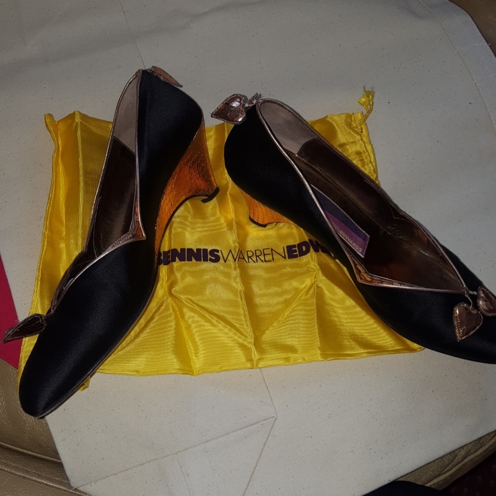 ITALIAN BLK GOLD HEART KITTEN HEELS SZ 9