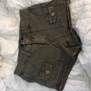 Army green short-shorta with pocket detailing