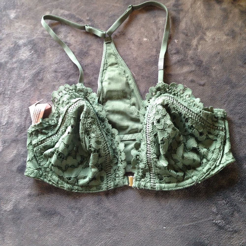 VS Body By Victoria unlined plunge brand new 32D