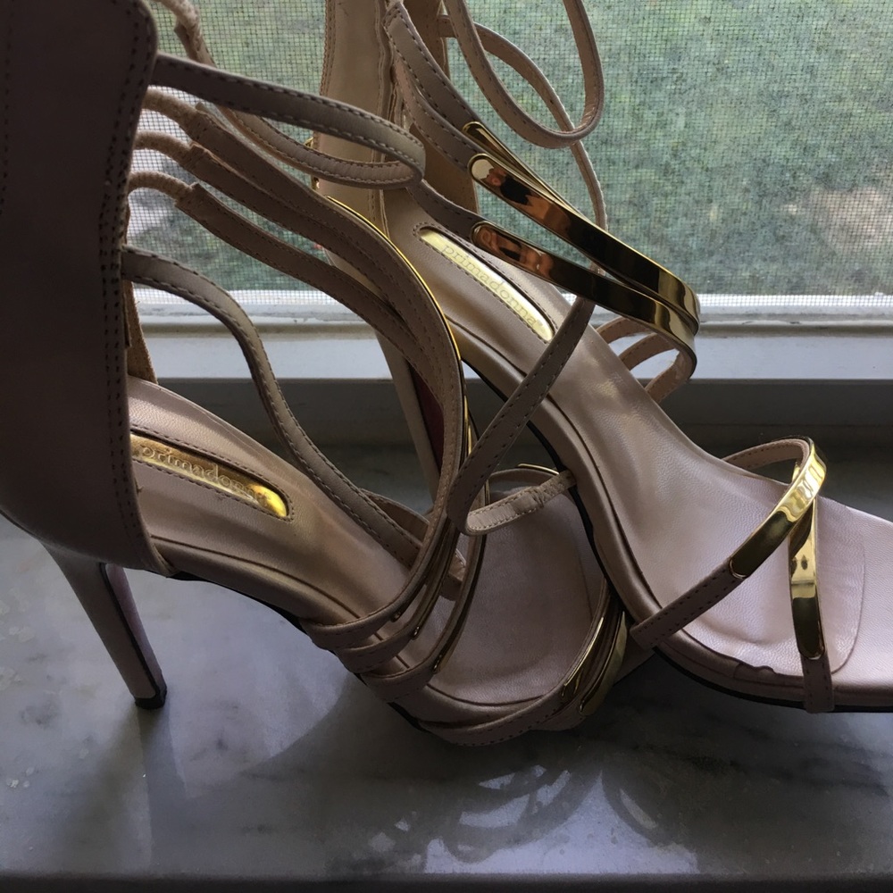 Never used red bottoms heels🙊👠👠