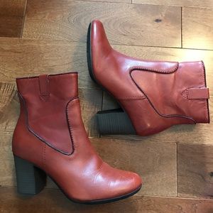 Very gently worn Clarks bendables boots!