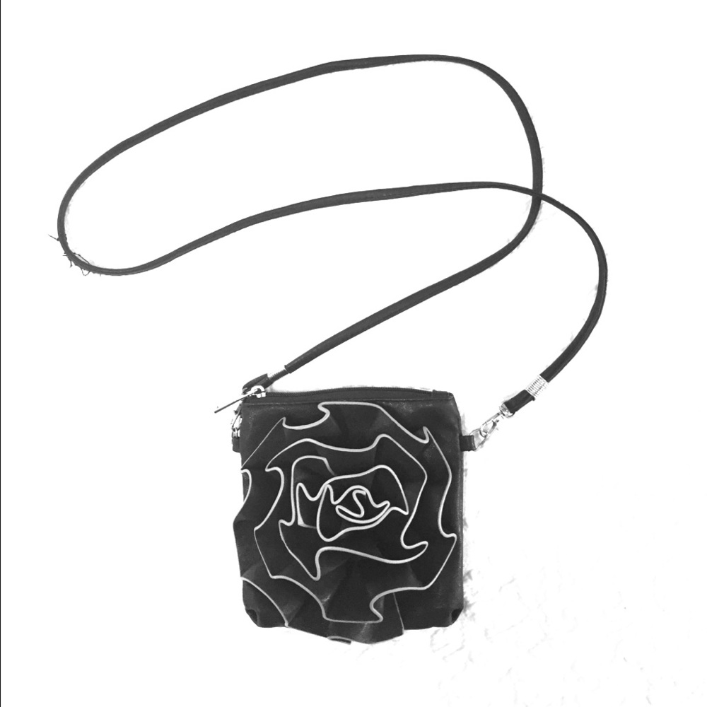 Flower Power Purse Farnire black and white
