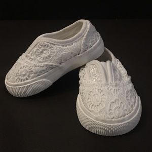 OshKosh B'Gosh white canvas shoes