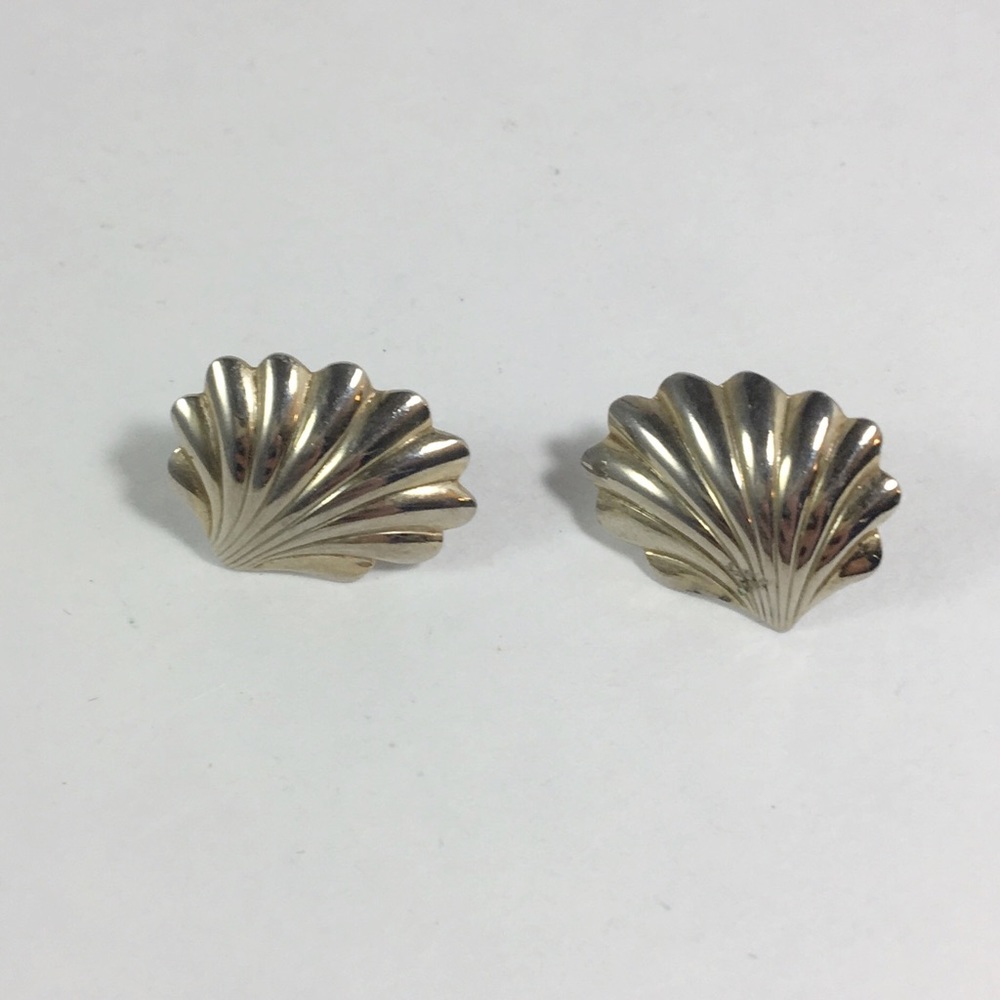 VINTAGE Silver Shell Studs - Picture 2 of 5