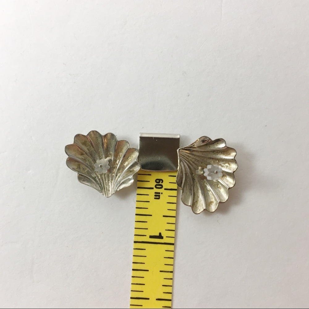 VINTAGE Silver Shell Studs - Picture 5 of 5