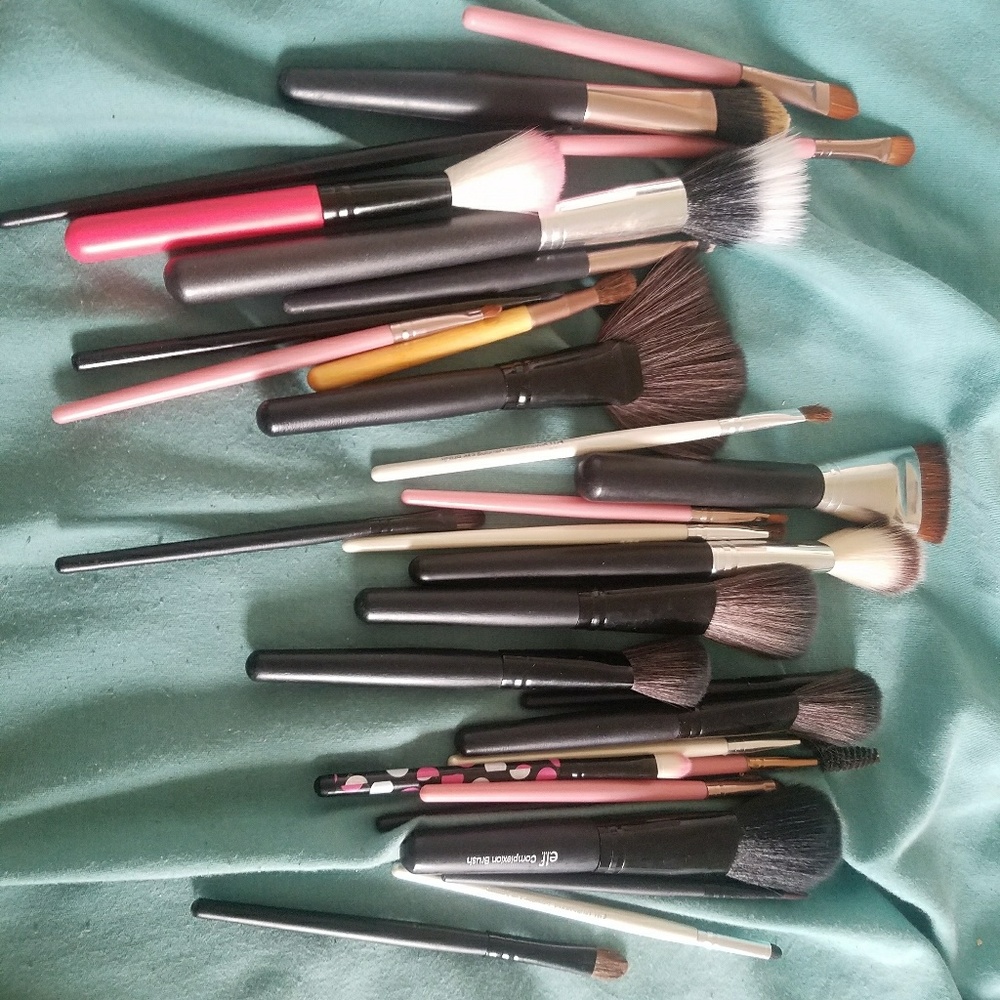 Bundle of 30 makeup brushes