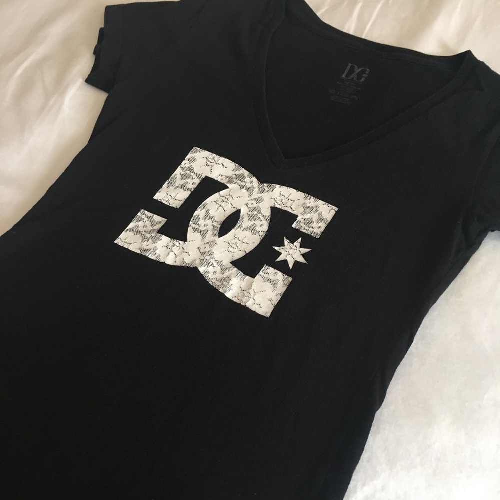 DC Lace Graphic V-Neck Tee S