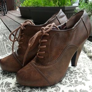 Vintage style-Brown lace-up booties