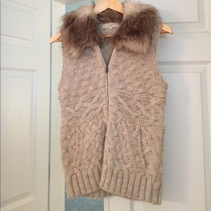 LOFT vest with faux fur collar