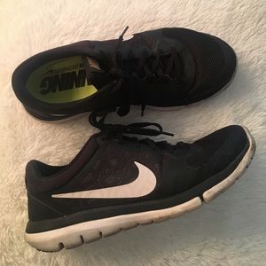 Black Nike running shoes size 8