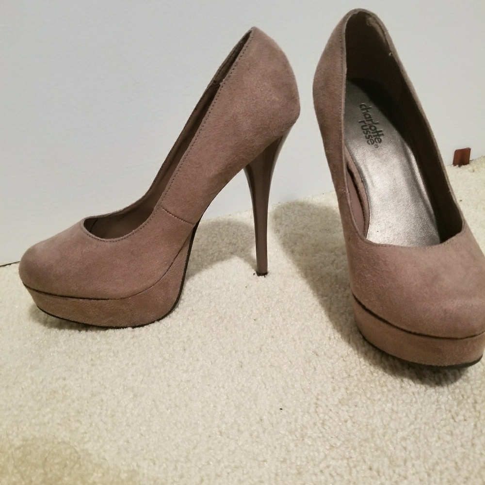 Nude pumps