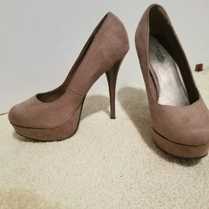 Nude pumps