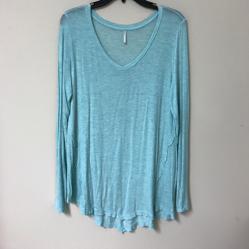 2 tresics shirts size L