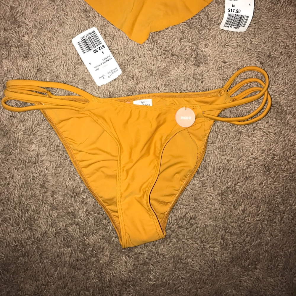 Bikini - Picture 3 of 6