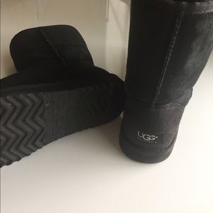 Classic short black Uggs