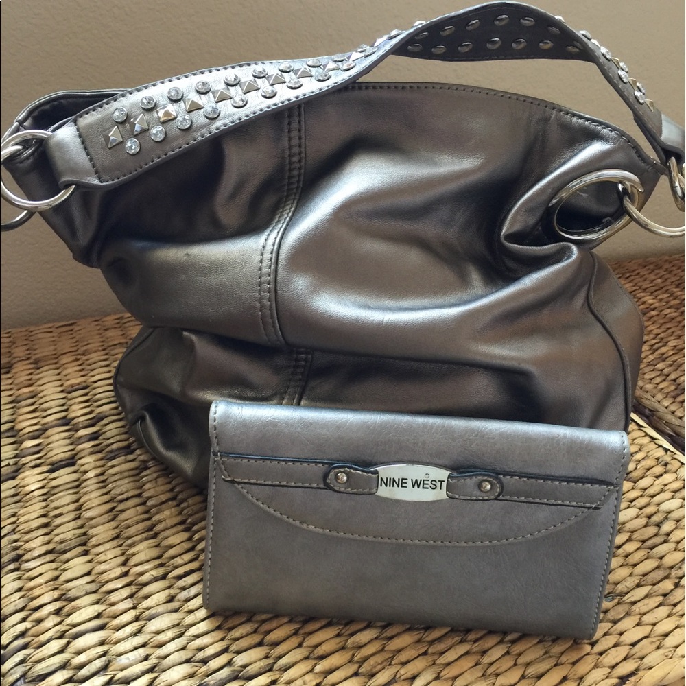 Silver hand bag and wallet.