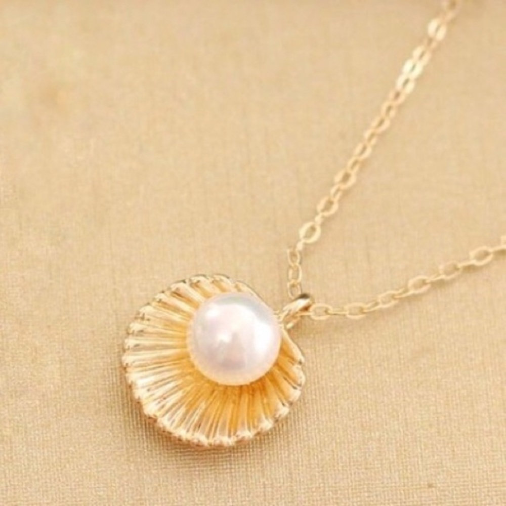 ✨Host Pick✨ Shell with pearl necklace