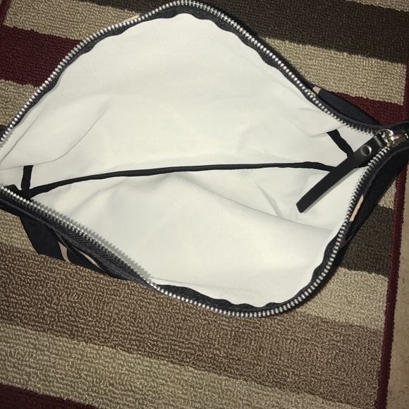 Large Giraffe Print Nylon Clutch or Cosmetic bag😘 - Picture 5 of 8