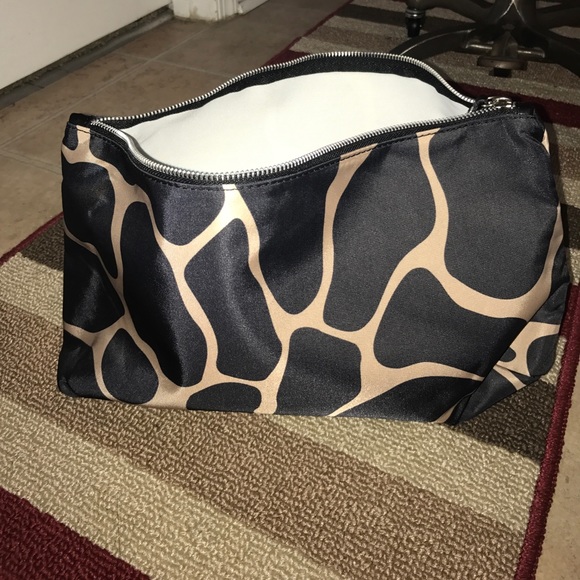 Large Giraffe Print Nylon Clutch or Cosmetic bag😘 - Picture 2 of 8