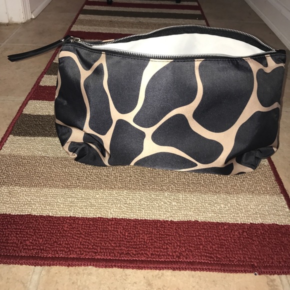 Large Giraffe Print Nylon Clutch or Cosmetic bag😘 - Picture 7 of 8