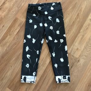 FABLETICS black-and-white floral Capri pants.