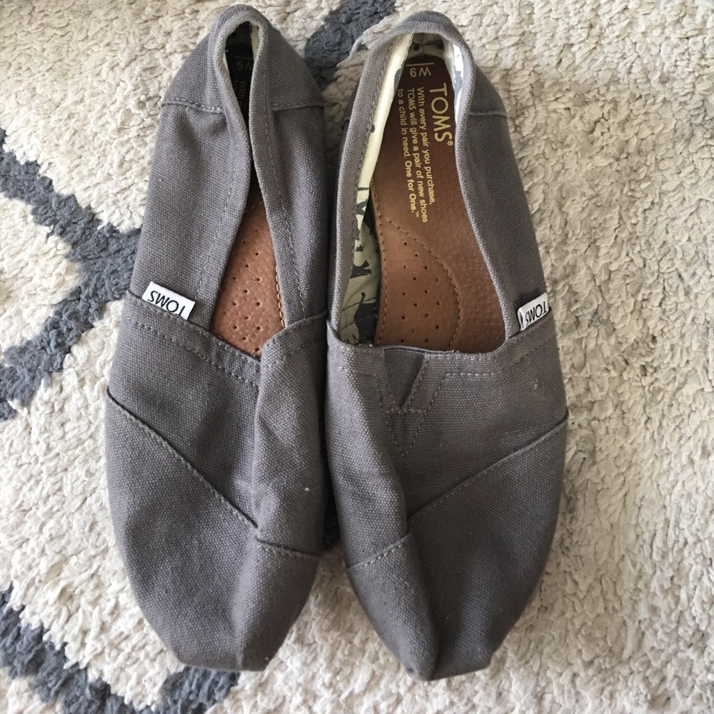 Grey women's toms