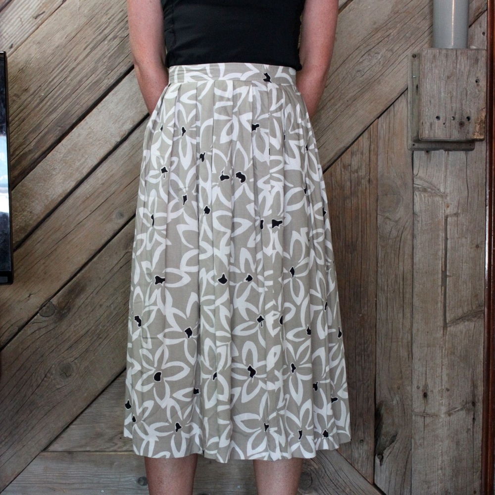 Vintage knee length skirt with button fly