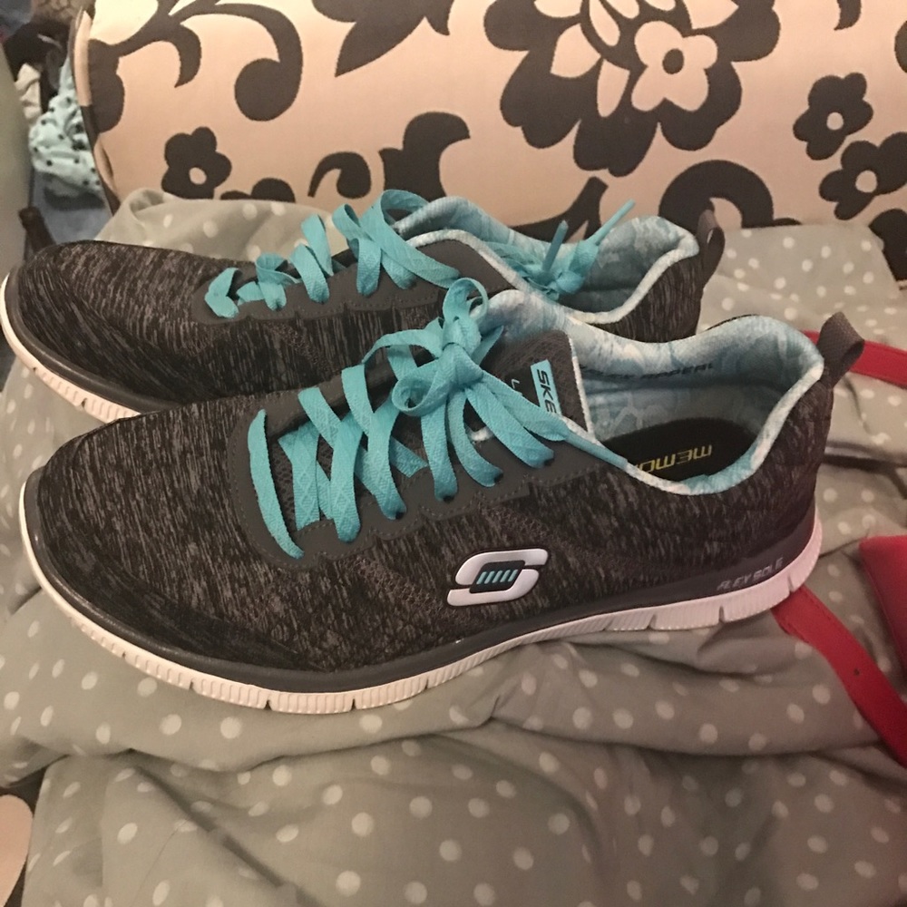Sketchers memory foam running shoes. Size 8.5!