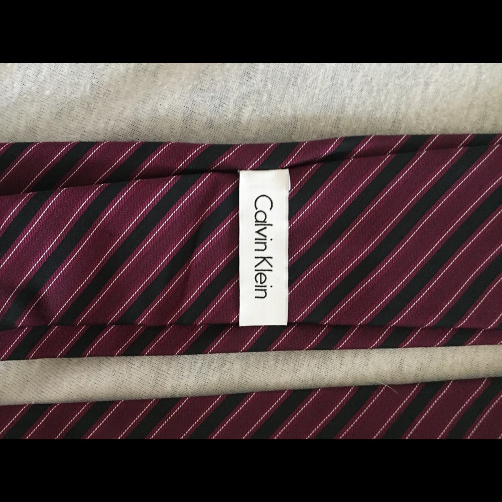 TAG ON Calvin Klein tie