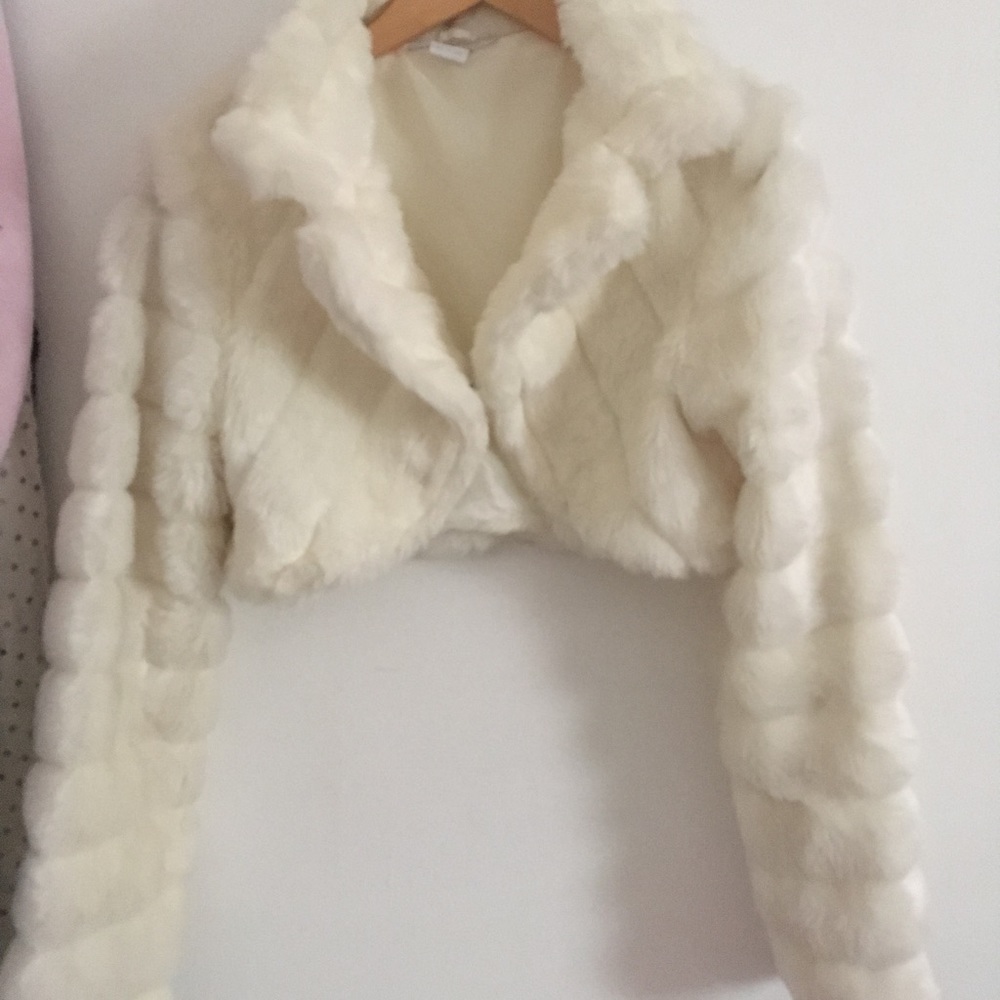 NWOT white Faux Fur cropped Jacket