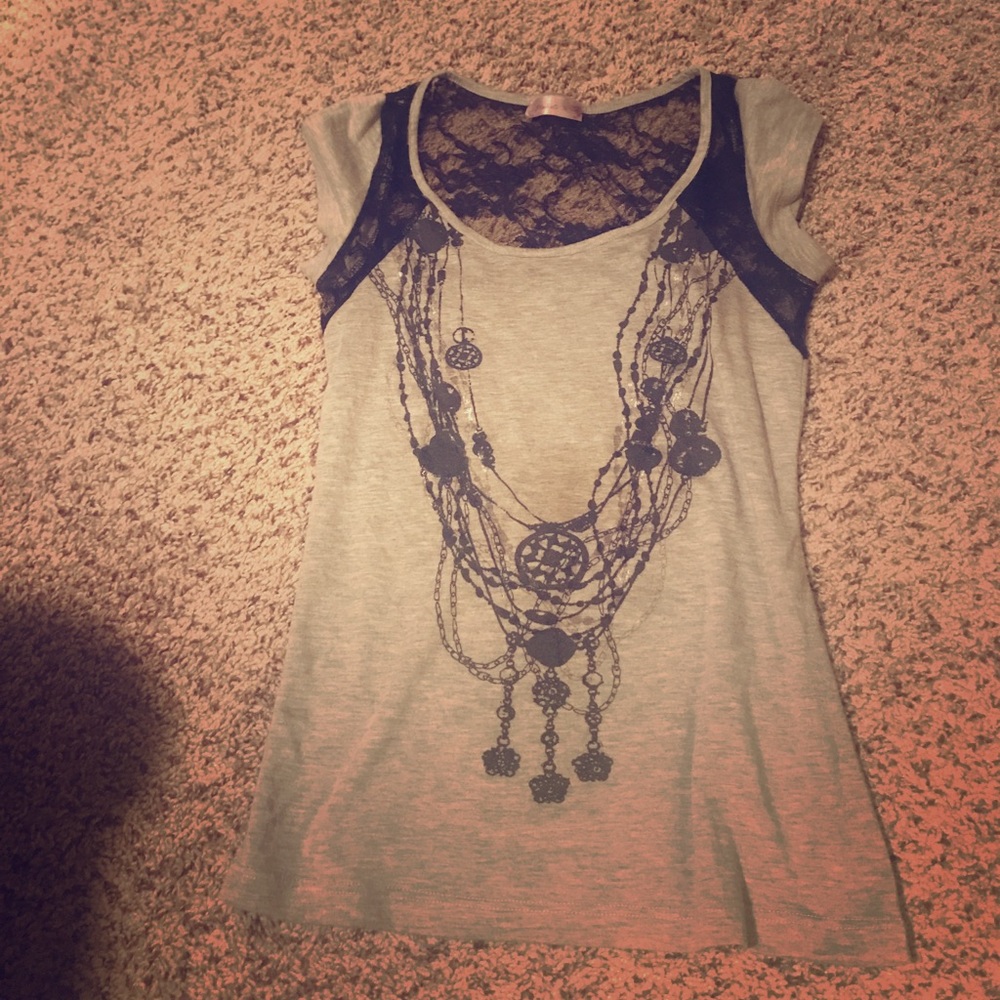 Necklace printed shirt
